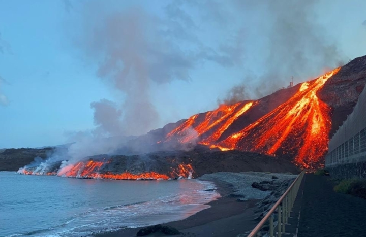 火山熔岩流再入海西班牙海岸一半海水一半火焰