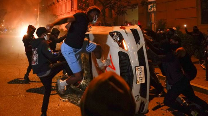 你敢恢复便衣警察我们就上街血洗纽约黑命贵领袖与新当选黑人市长谈判