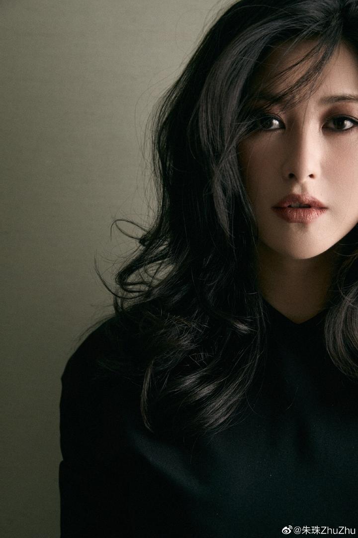 朱珠穿黑色长裙 烟熏妆配慵懒卷发氛围感十足