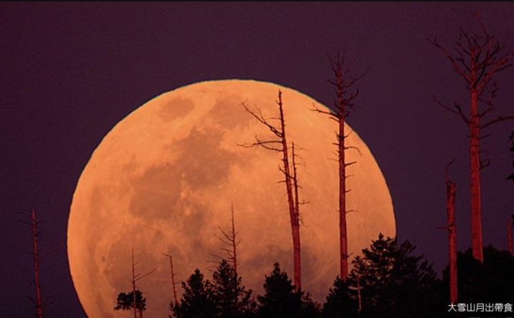 这次的月偏食将会出现"红月亮"(blood moon / red moon)现象,从北美和