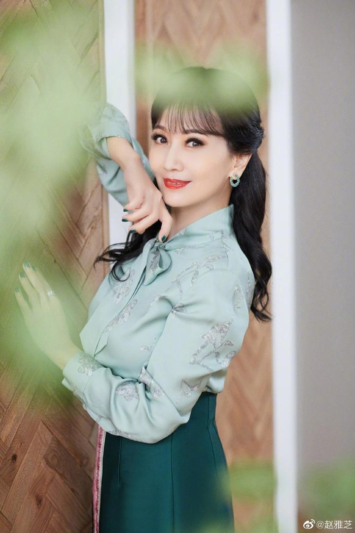 赵雅芝最新写真曝光 卷发披肩优雅端庄_中国大陆_新闻_华人头条