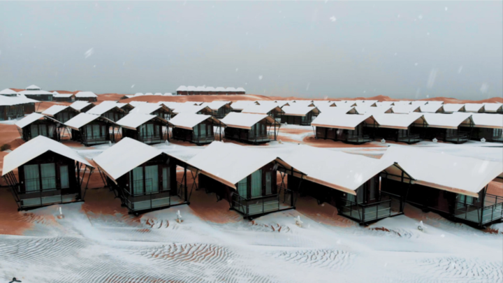 当宁夏沙坡头星星酒店下起白雪,沙漠秒变"卡布奇诺"