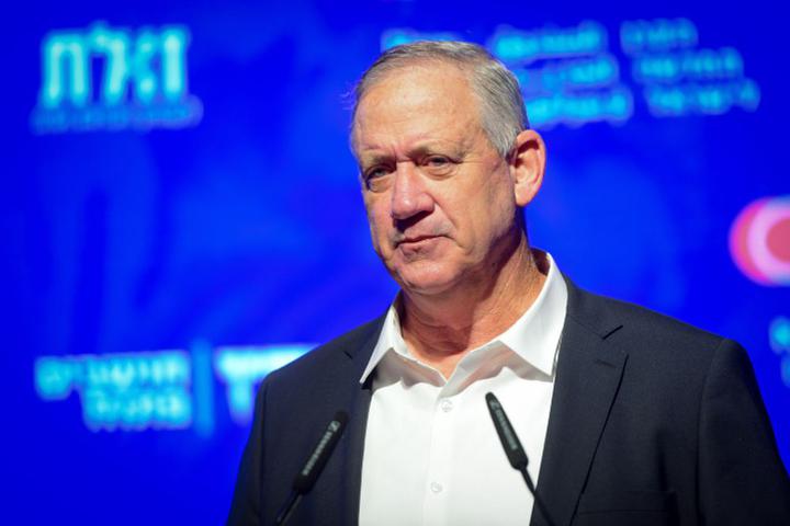 以色列国防部长本尼·甘茨于 2021 年 11 月 9 日在以色列雅法的国土