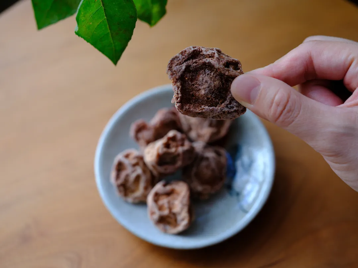 摘下个头圆润饱满的果子,放在密封的罐子里,一层盐一层梅子给腌上