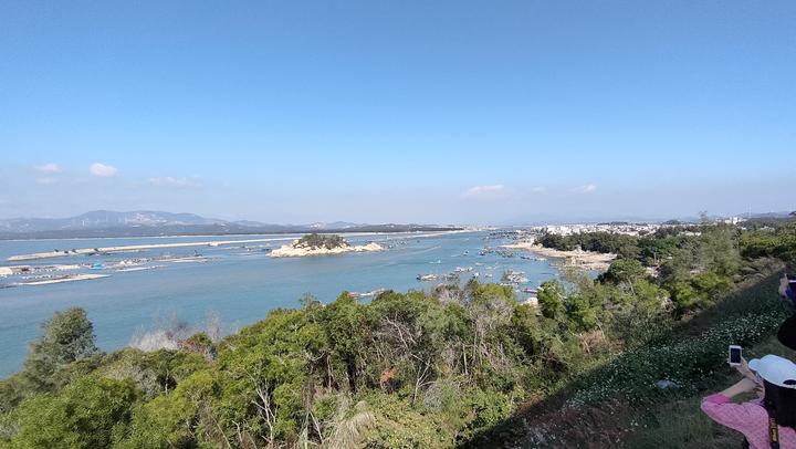 东靠梅岭半岛;西临大呈湾,铁炉港;南面为浩瀚南海;北接诏安县母亲河东