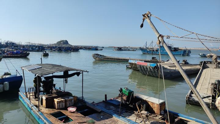 东靠梅岭半岛;西临大呈湾,铁炉港;南面为浩瀚南海;北接诏安县母亲河东