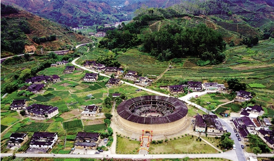 据介绍,漳州市华安县仙都镇大地村的大地土楼群,在布局设计过程中凡事