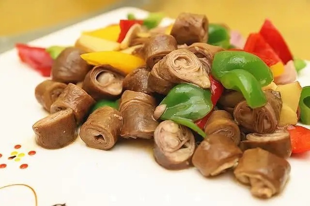 许多美食爱好者,就是冲着度尾的套肠,特地驱车前