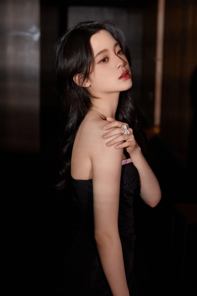 欧阳娜娜穿黑色抹胸裙光影交叠下氛围感拉满