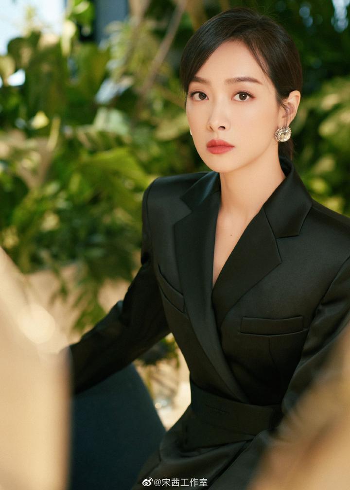 宋茜穿黑色西装裙扎低马尾气质温柔