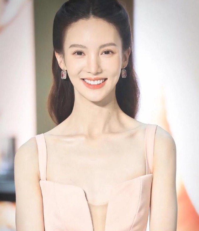 金晨:貌美肤白气质佳