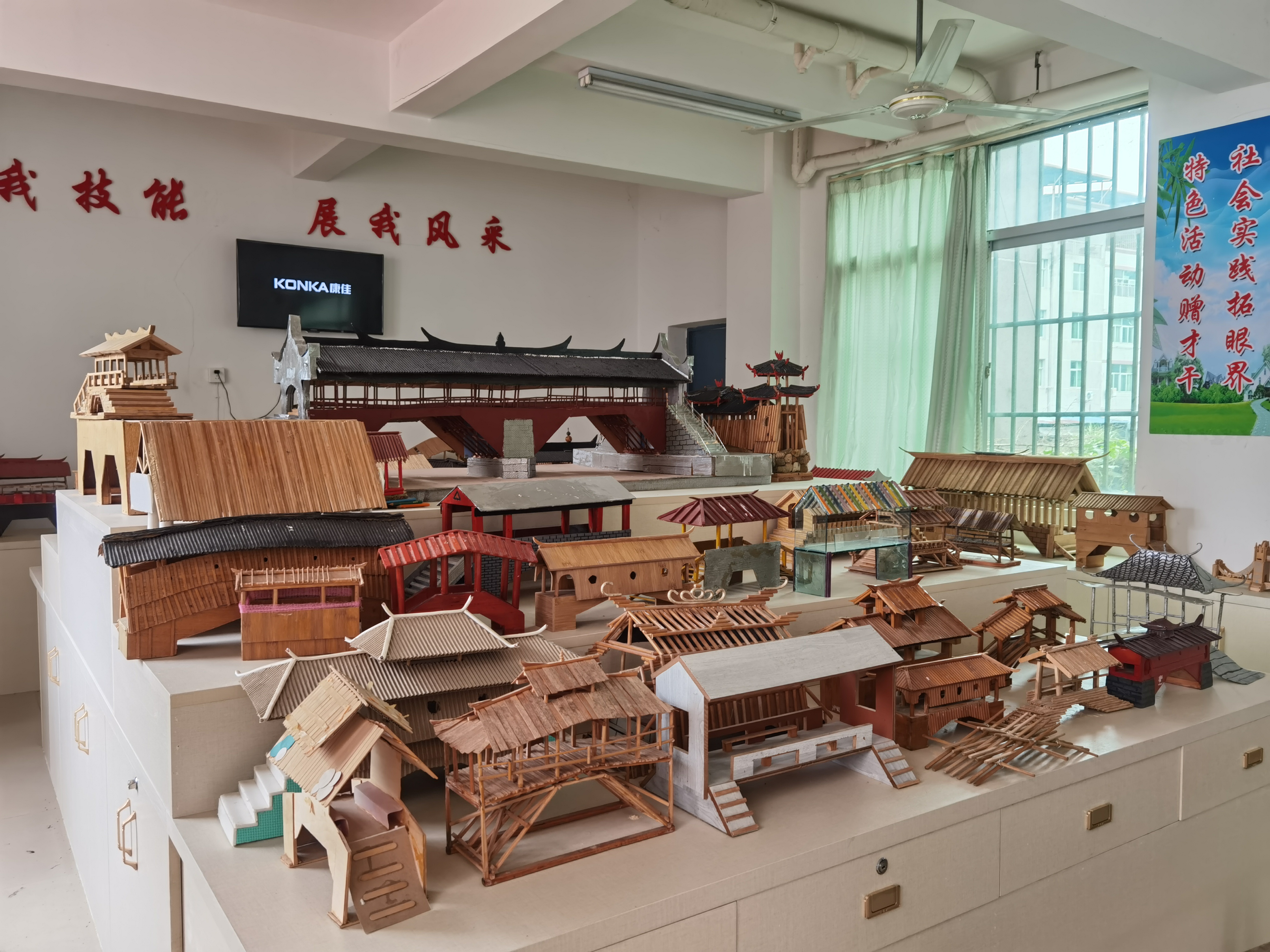 如今,"廊桥制作"已作为一项特色活动走进了省璜镇中心小学的教室.