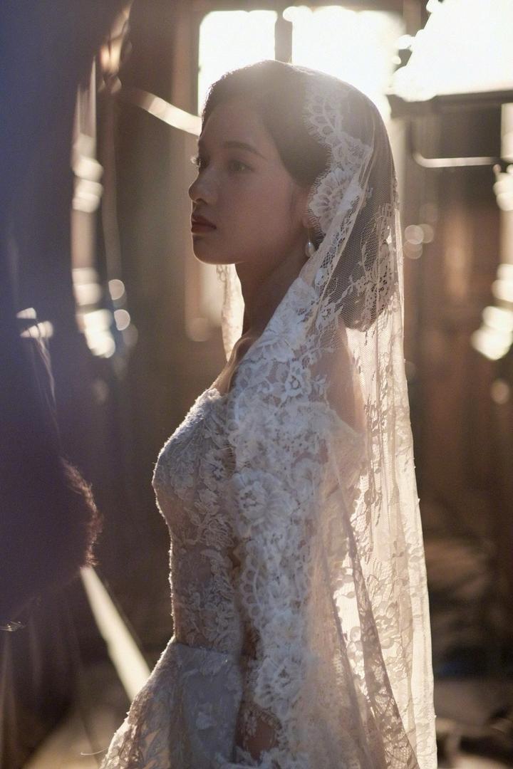 张婧仪复古婚纱造型曝光 眼神有戏气质绝佳