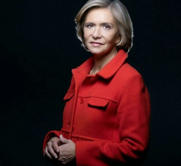 佩克雷斯感谢该党成员有胆量提名第一位女性为总统候选人