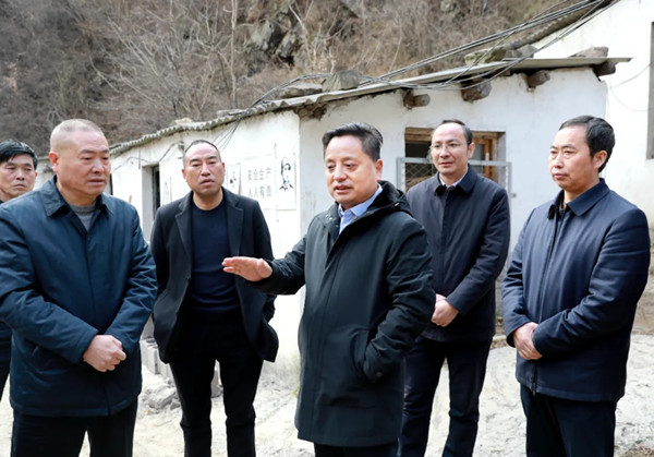 陕西商洛:山阳县政府县长谢晓军调研检查生态环境保护