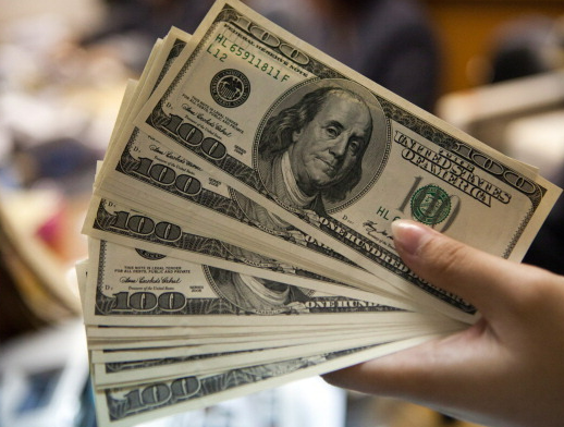 开出的数十万美元银行本票买房前欲找"中间人"兑换支票,收到太多现金