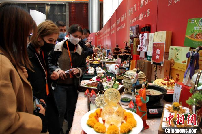 美食爱好者用手机拍摄新鲁菜菜品.孙婷婷 摄