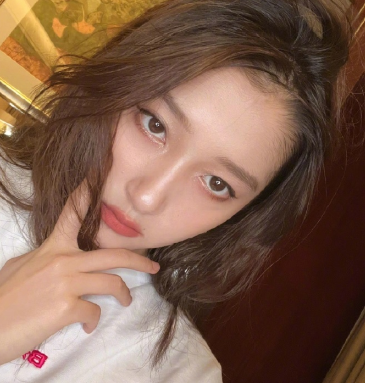 关晓彤晒怼脸自拍发丝微乱气场十足