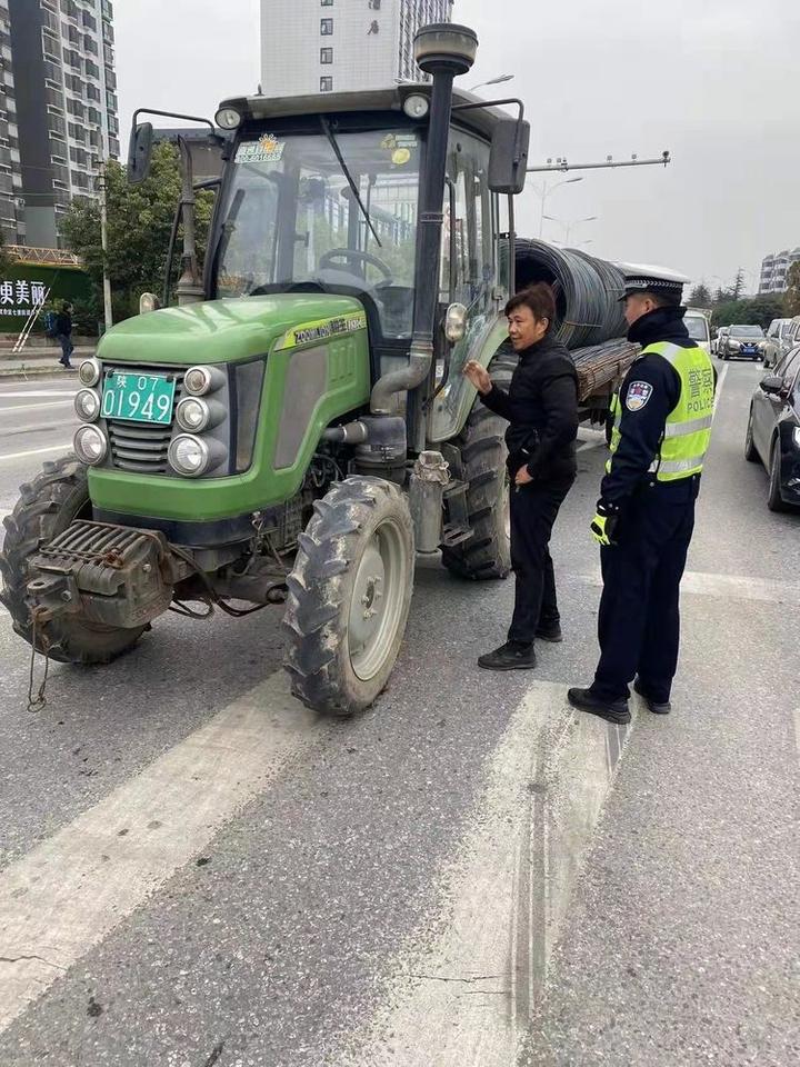 陝西漢中對冒黑煙車說不交警一大隊已處罰7輛闖禁行拖拉機