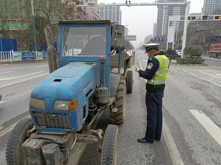 拖拉机交警图片