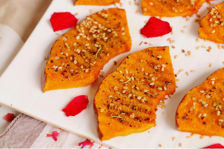 香脆的烤南瓜片一口一片嘎嘣脆家里孩子也喜欢