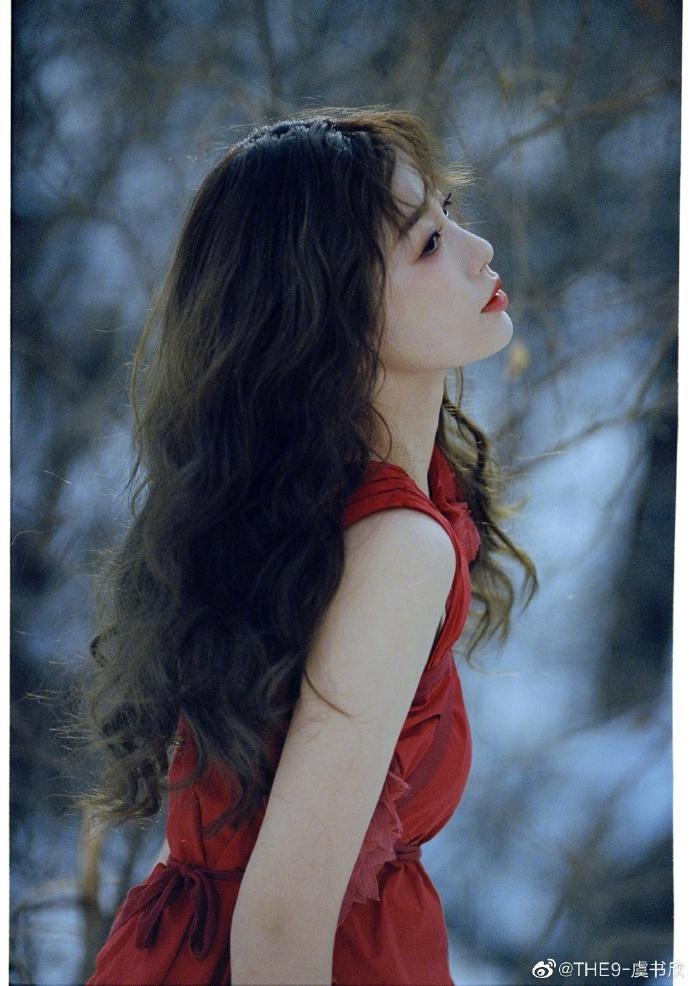 虞书欣雪地拍写真长卷发配红裙楚楚动人