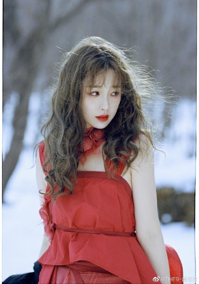 虞书欣雪地拍写真长卷发配红裙楚楚动人