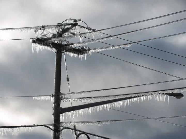 (doug lundquist) 警告大温司机:雪和冻雨可能给通勤者造成危险!