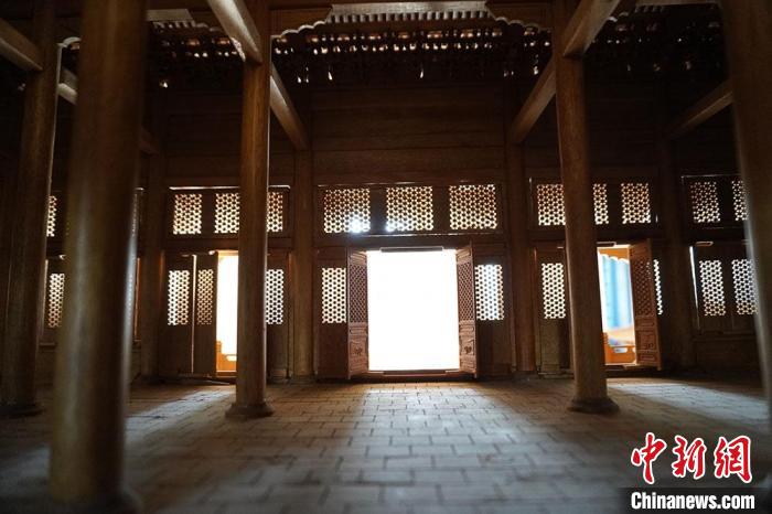 兰州父子两代人接力传承"古法"微缩古建筑:巴掌大窗户可推开_中国大陆