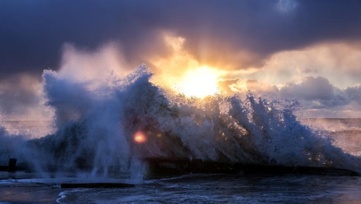 俄罗斯黑海海岸狂风掀起巨浪场面震撼