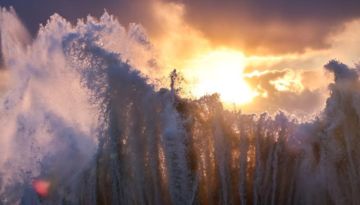 俄罗斯黑海海岸狂风掀起巨浪场面震撼