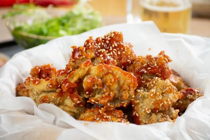 【酸辣炸鸡】酸中带辣,外酥里嫩,用手撕开~汁水瞬间流出.