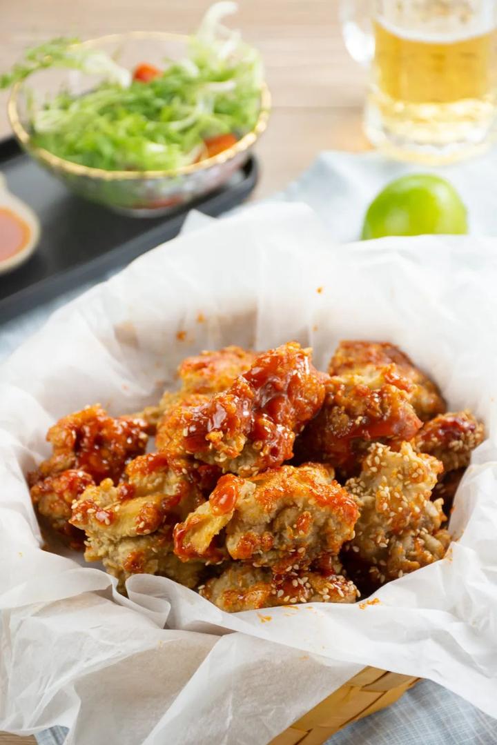 【酸辣炸鸡】酸中带辣,外酥里嫩,用手撕开~汁水瞬间流出.