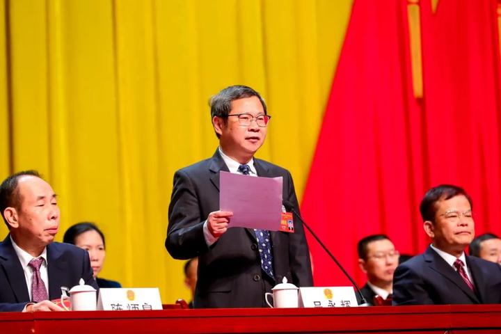 主持会议思明区人大常委会主任吕永辉第一次会议开幕!