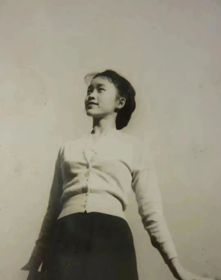 1934年,张安中在父亲留校任教那年出生,是家中的长女,3岁时父母将她留