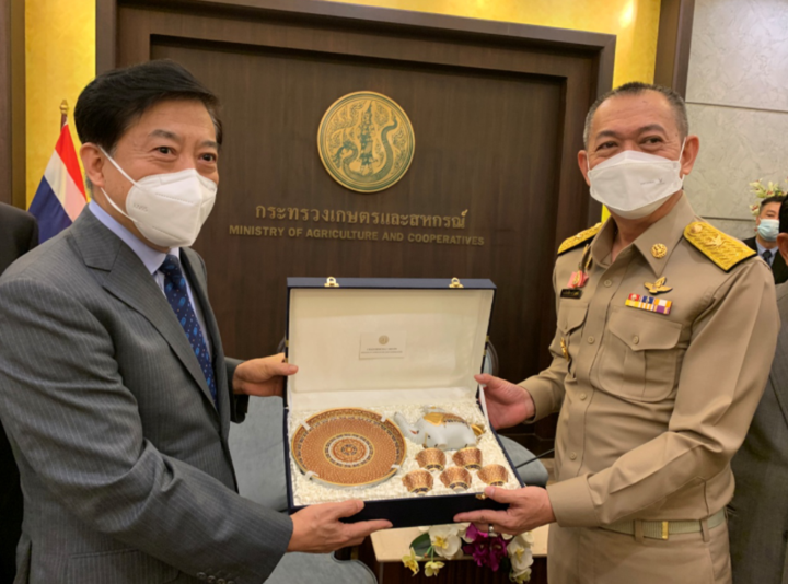 韩志强大使拜会泰国内政部长阿努蓬农业与合作社部长查霖猜