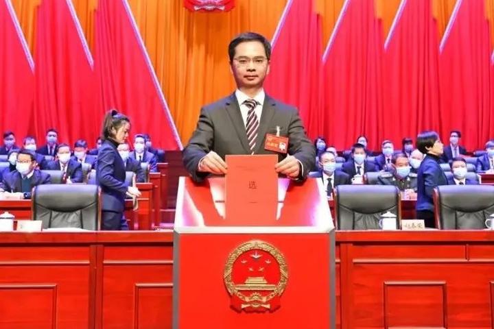 刘久兴当选闽清县人大常委会主任赵春荣当选闽清县人民政府县长