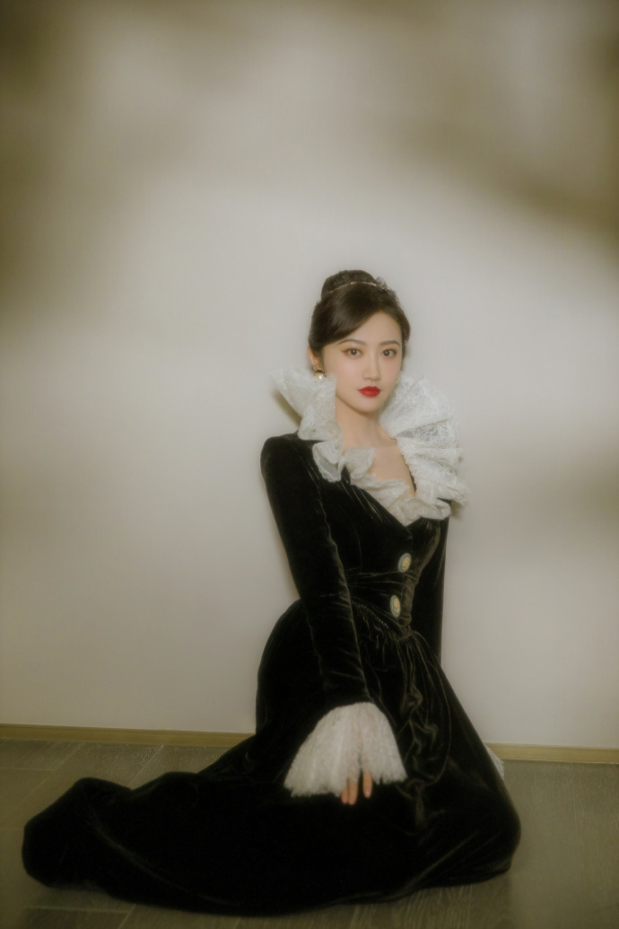 景甜穿白纱丝绒长裙复古造型优雅迷人