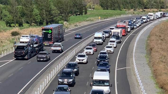 source:stuff周四,前往coromandel的高速公路上挤满了车辆.