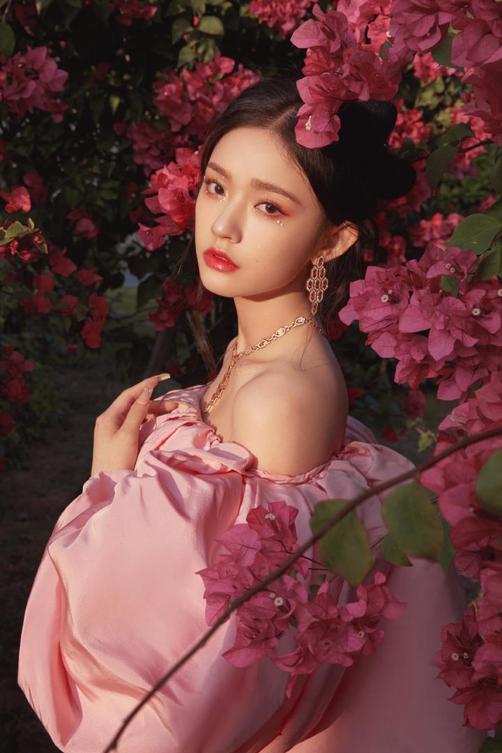 林允最新写真曝光一袭粉色花苞裙温柔优雅