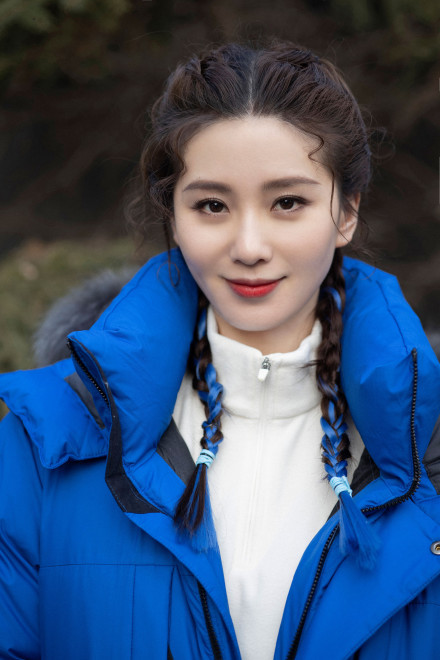 刘诗诗扎双麻花辫与企鹅玩偶互动俏皮可爱