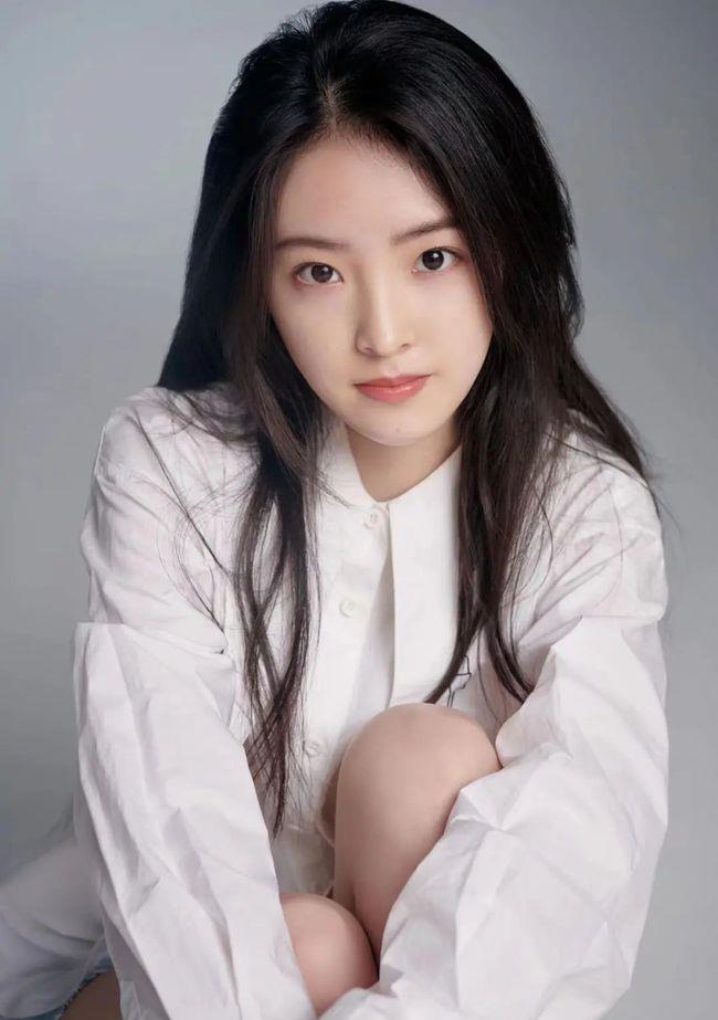 妹妹没有辜负期待,很多人说她是等比例放大,古典气质是很多成年演员都