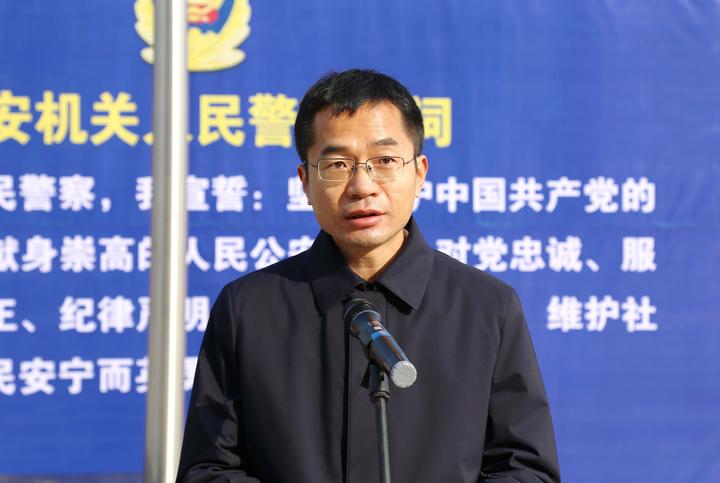 陕西咸阳长武公安何锐王高锋警察节慰问公安干警参加升警旗宣誓仪式