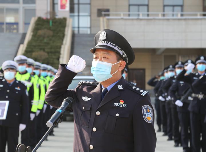 陕西咸阳长武公安何锐王高锋警察节慰问公安干警参加升警旗宣誓仪式