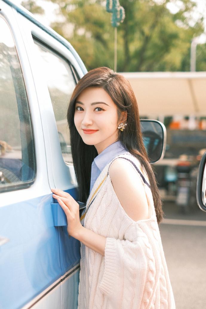 景甜分享冬日街头大片托腮甜笑温柔可人