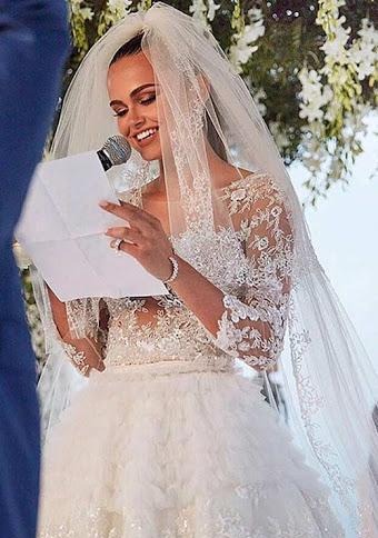 奥萨玛大手一挥随便就给森雅送上了一台法拉利跑车,开着私