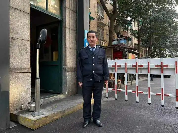 有酒有烟还有洗衣机杭州小区保安收获超级年货礼包老婆你找了一个好