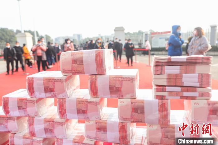 摆放在桌上等待被分发的人民币现金.刘力鑫 摄