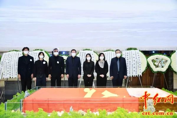 刘松林同志子女在吊唁大厅,自右至左:杨小英,杨东梅,杨密,杨钧,马飞