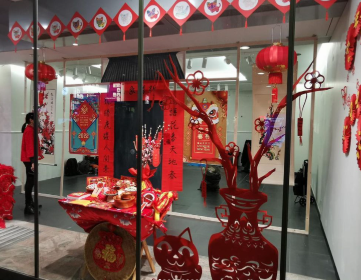 虎年十二生肖装置鹿特丹大菜场正式揭幕,中国新年主题橱窗引旅客